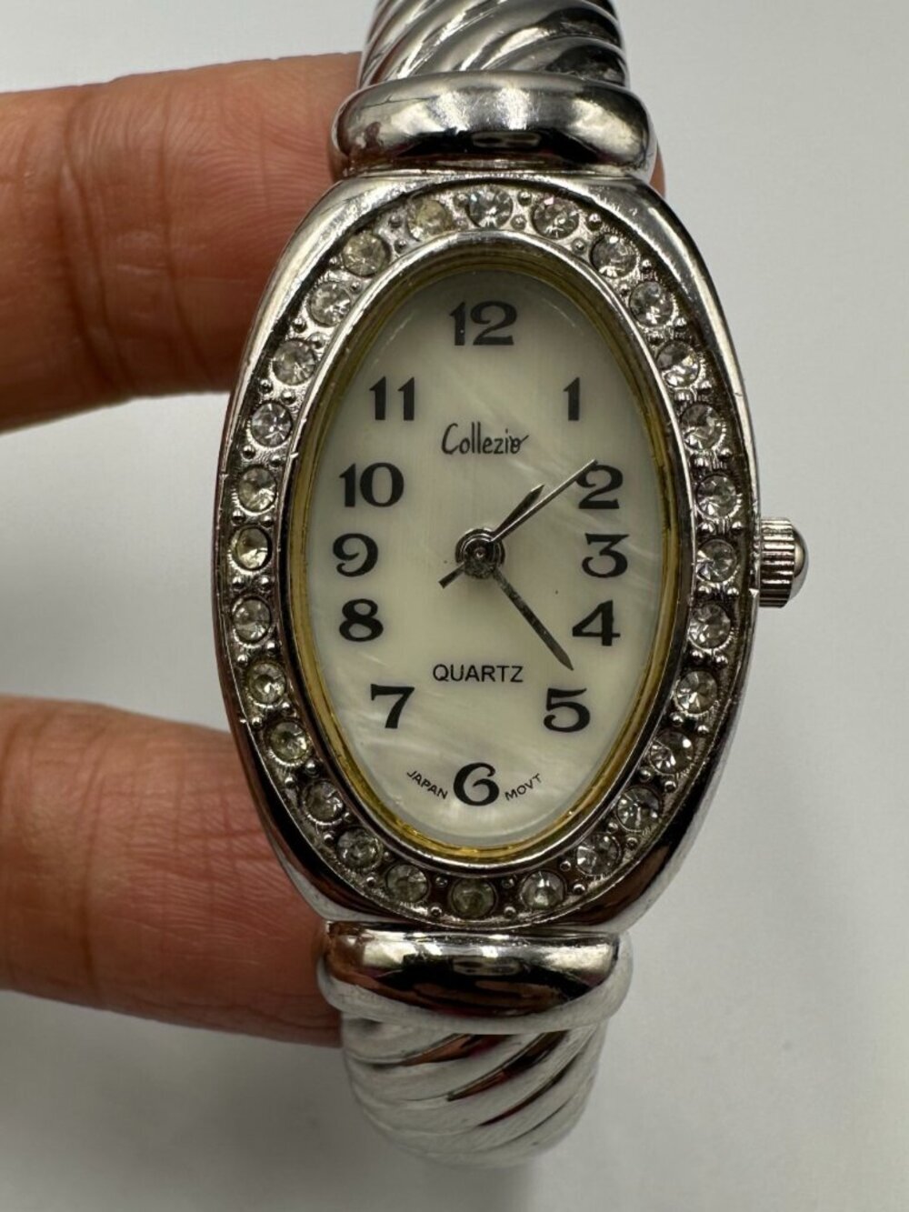 3/$30 Collezio Watch Women Silver Tone Oval Dial Ribbed Bangle Band 6.25 Inch
